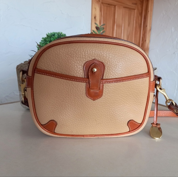Dooney & Bourke Vintage Camera bag, rounded style, in Wheat - Picture 2 of 11
